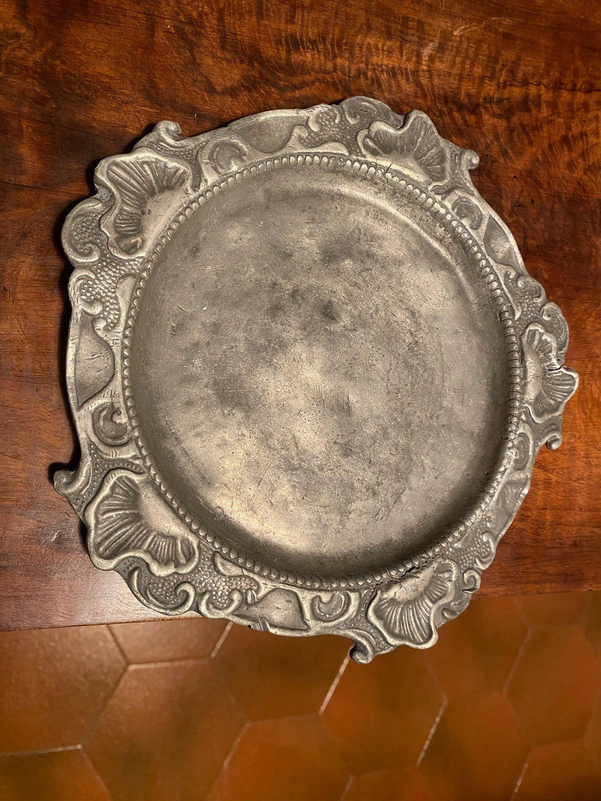 Rare assiette du XVIIIème siècle, orfèvrerie Varido, 1751, Art Populaire. Antiquités de France
