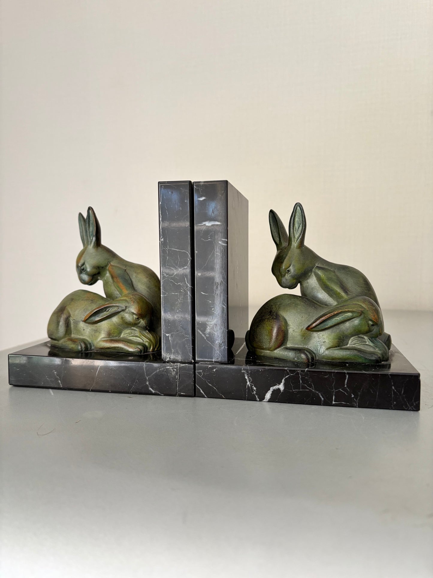 Paire de Serre-Livres Art Déco en Régule Patiné & Marbre Noir – Lapins Stylisés (1930)