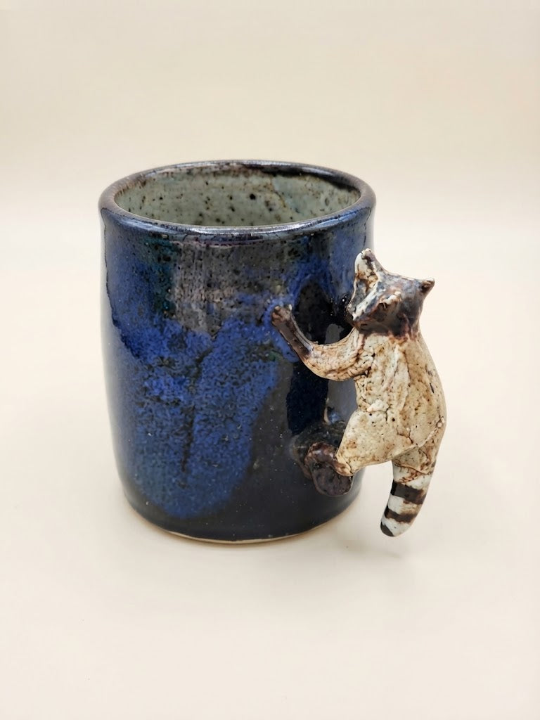 Mugs d'Art en Grès Émaillé – Anses Sculptées Grenouille & Raton Laveur – Pièces Uniques Véronique Plault