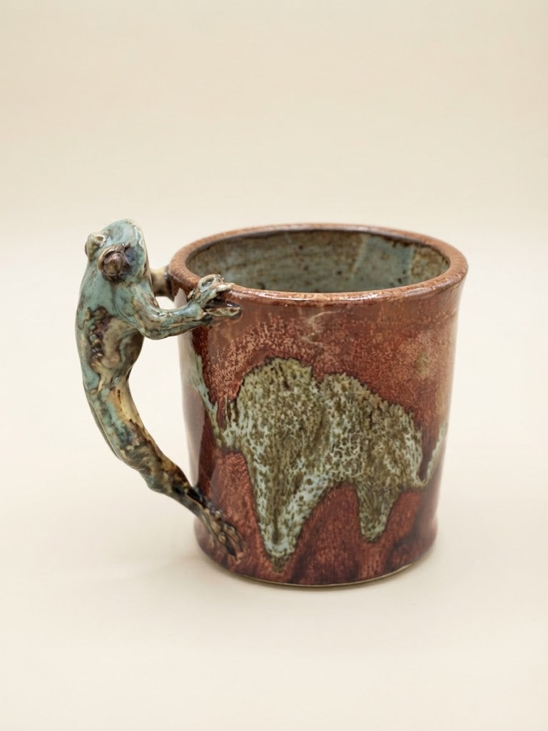 Mugs d'Art en Grès Émaillé – Anses Sculptées Grenouille & Raton Laveur – Pièces Uniques Véronique Plault