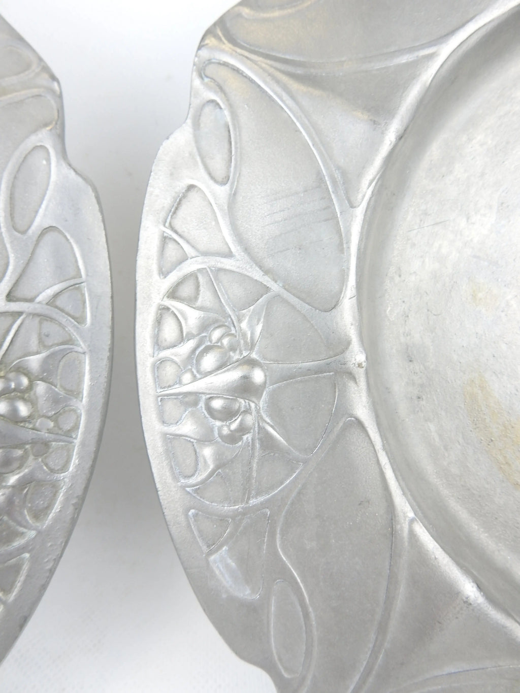 Rares plateaux en étain, époque art nouveau, signés et numérotés. Antiquités de France