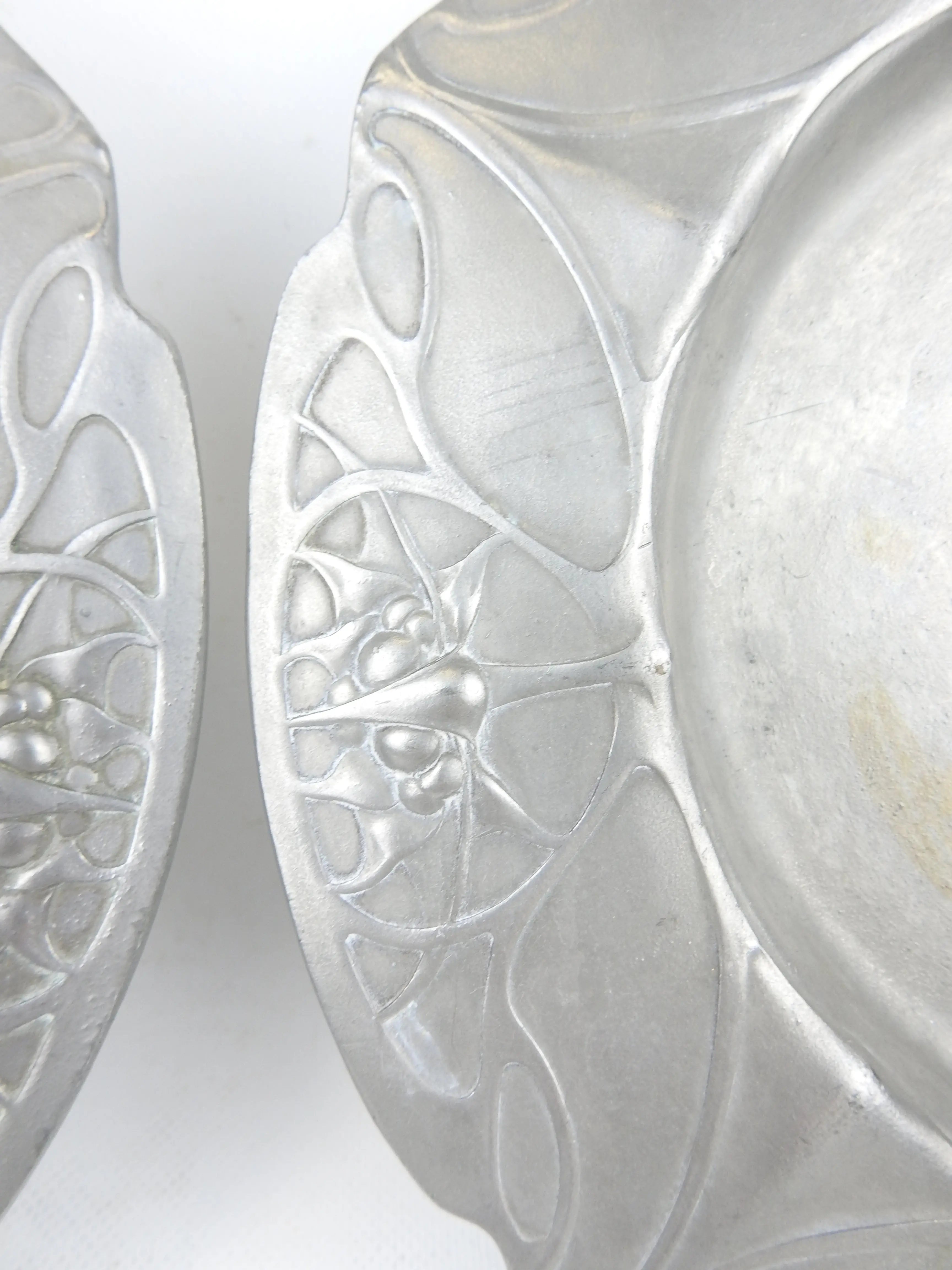 Rares plateaux en étain, époque art nouveau, signés et numérotés. Antiquités de France