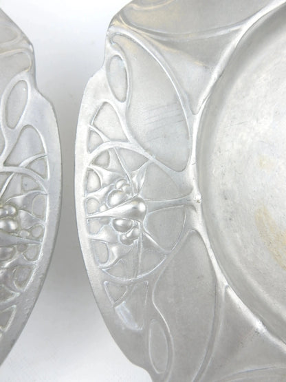 Rares plateaux en étain, époque art nouveau, signés et numérotés. Antiquités de France