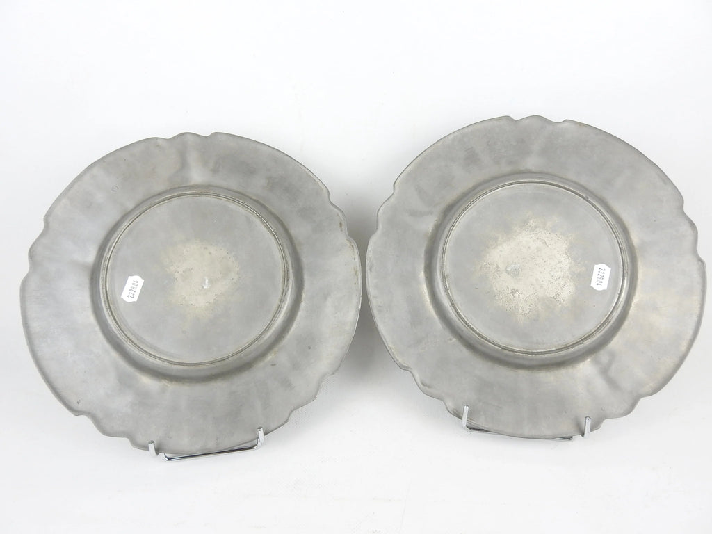 Rares plateaux en étain, époque art nouveau, signés et numérotés. Antiquités de France