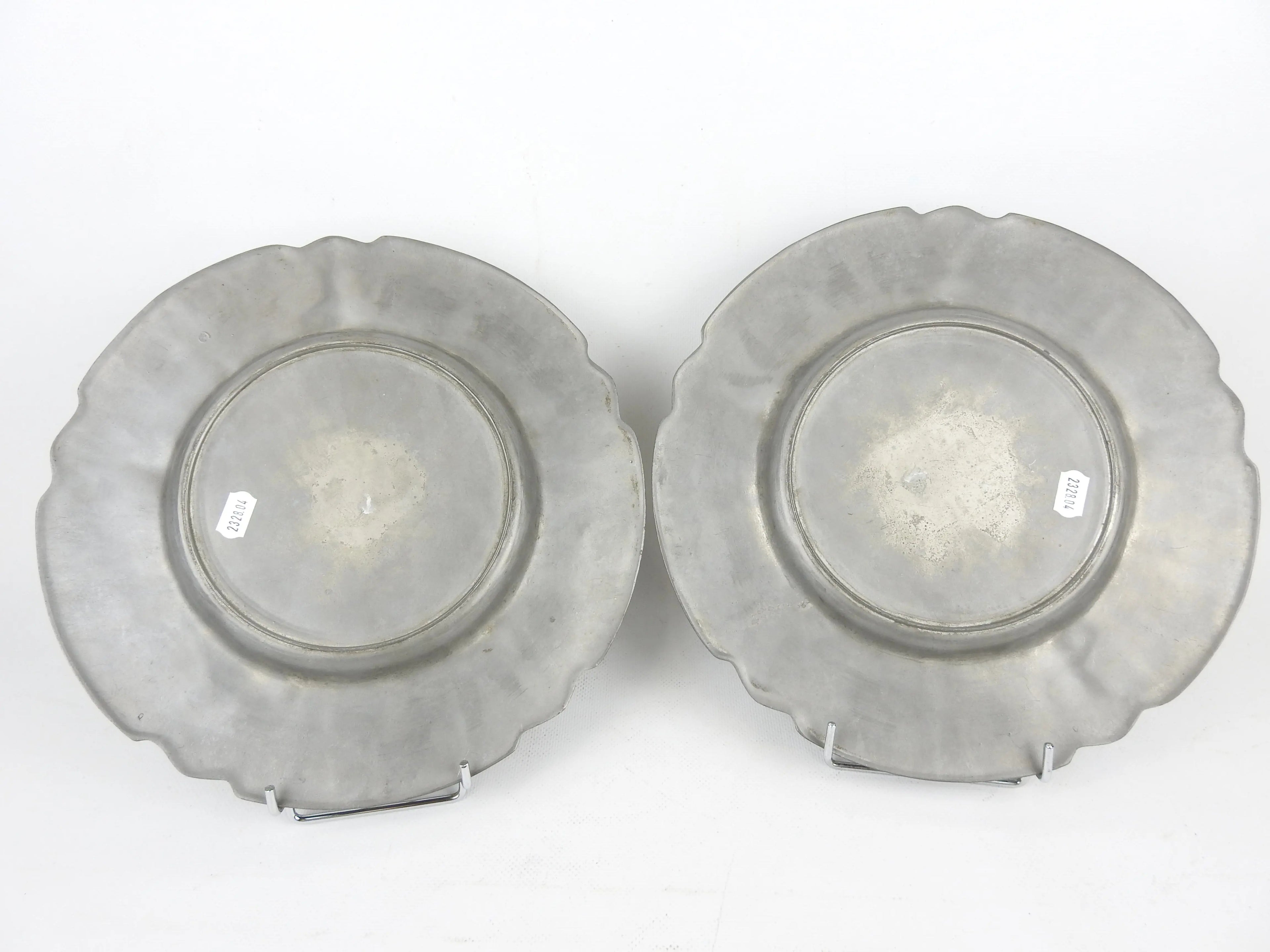 Rares plateaux en étain, époque art nouveau, signés et numérotés. Antiquités de France