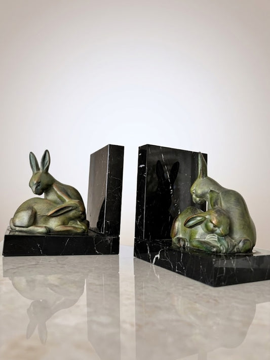 Paire de Serre-Livres Art Déco en Régule Patiné & Marbre Noir – Lapins Stylisés (1930)