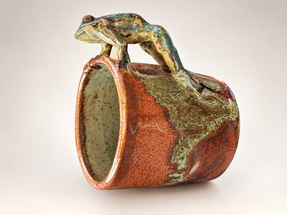 Mugs d'Art en Grès Émaillé – Anses Sculptées Grenouille & Raton Laveur – Pièces Uniques Véronique Plault