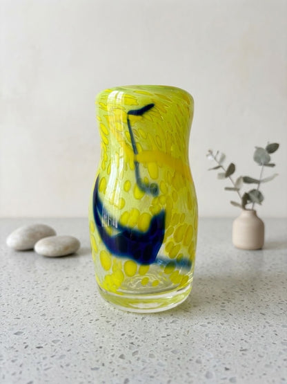 Verrerie d'art signé Didier Saba ( Antibes-Biot ) . Vase en verre soufflé multicouches, numéroté.
