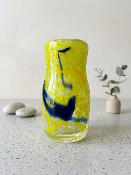 Verrerie d'art signé Didier Saba ( Antibes-Biot ) . Vase en verre soufflé multicouches, numéroté.