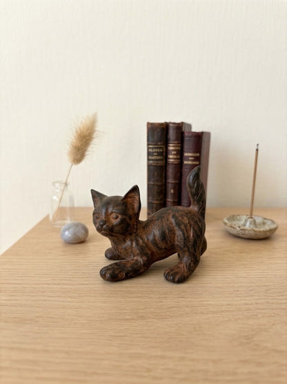 Bronze animalier signé Pierre Chénet. Chaton signé et marqué du cachet de fondeur couronne.