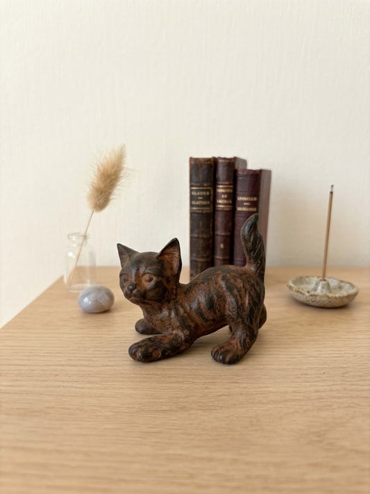 Bronze animalier signé Pierre Chénet. Chaton signé et marqué du cachet de fondeur couronne.