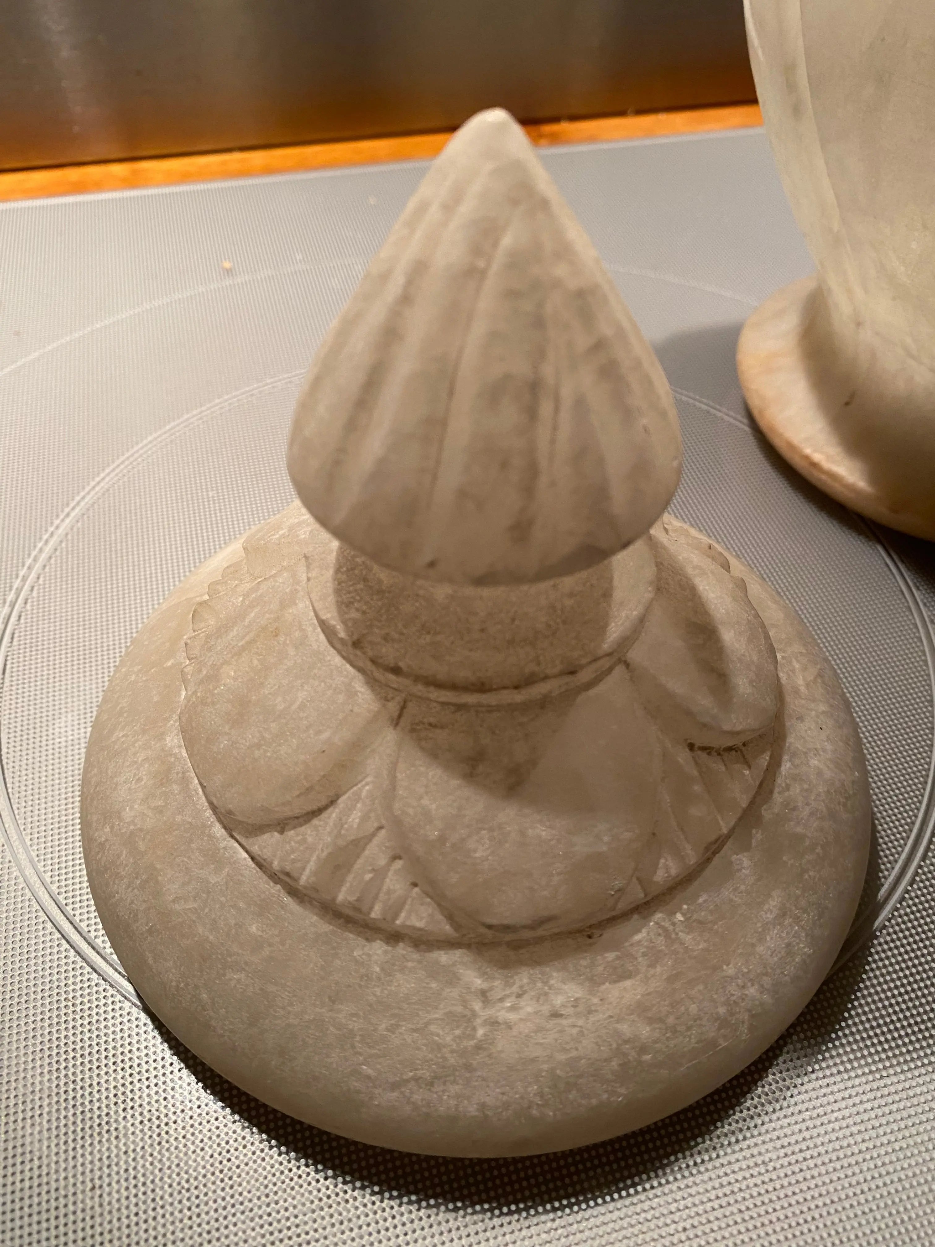 Pot à couvert ancien, Albâtre, d' époque art déco. Bel état. Antiquités de France