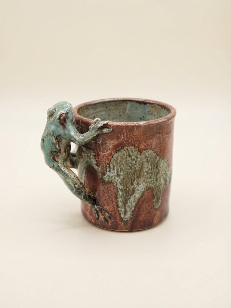 Mugs d'Art en Grès Émaillé – Anses Sculptées Grenouille & Raton Laveur – Pièces Uniques Véronique Plault