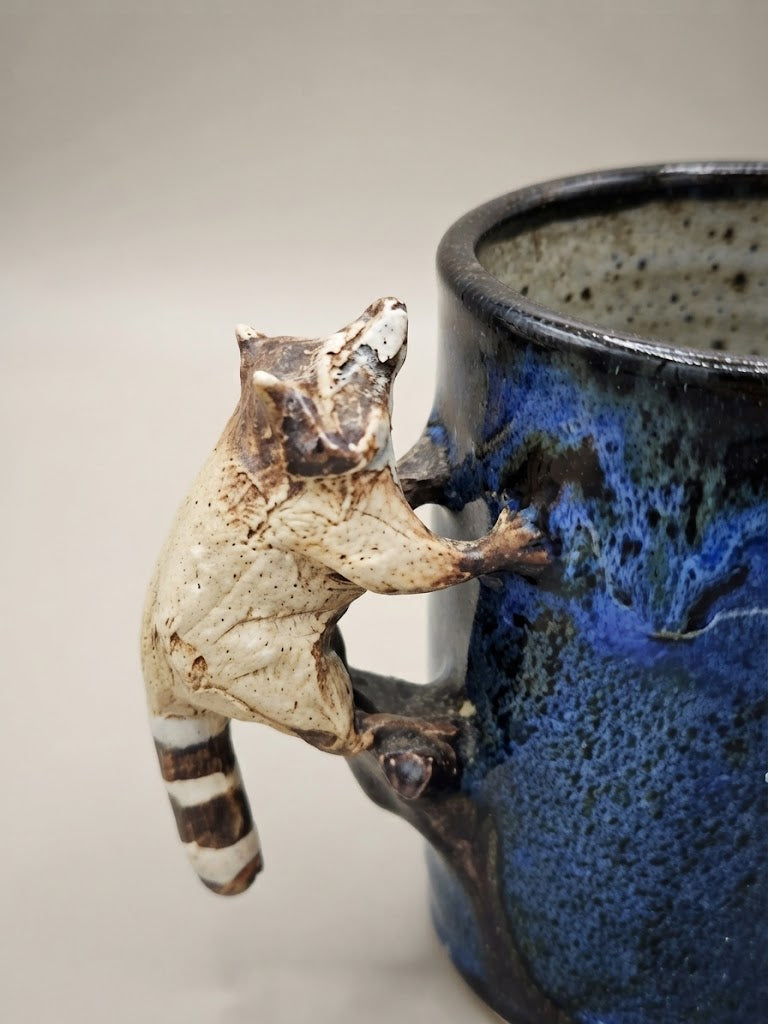 Mugs d'Art en Grès Émaillé – Anses Sculptées Grenouille & Raton Laveur – Pièces Uniques Véronique Plault