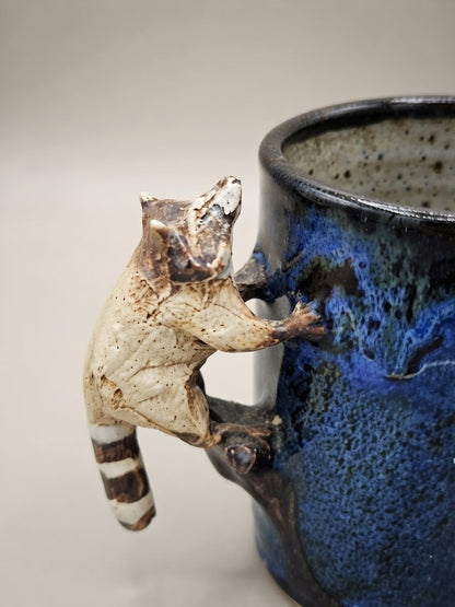 Mugs d'Art en Grès Émaillé – Anses Sculptées Grenouille & Raton Laveur – Pièces Uniques Véronique Plault