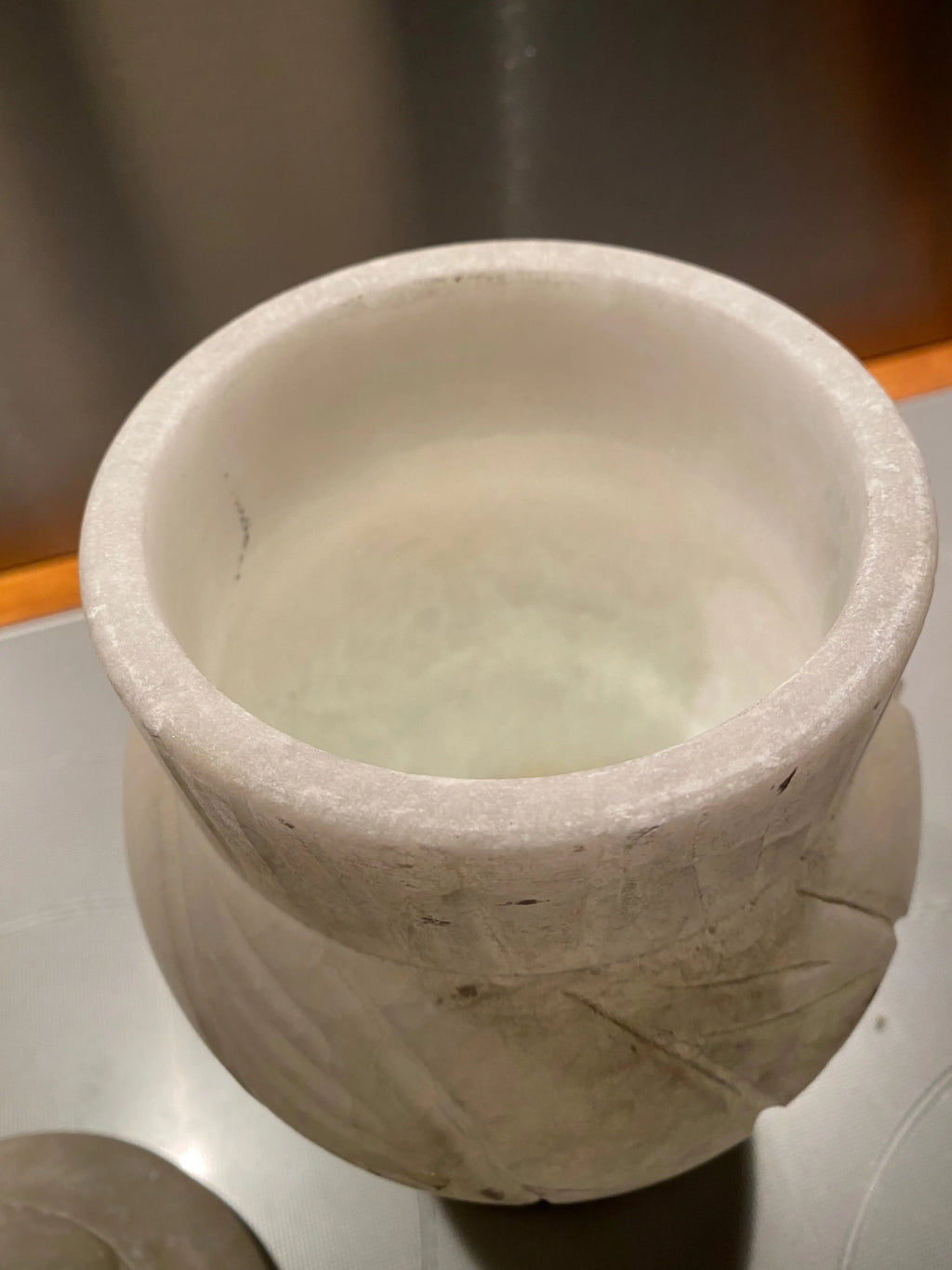 Pot à couvert ancien, Albâtre, d' époque art déco. Bel état. Antiquités de France