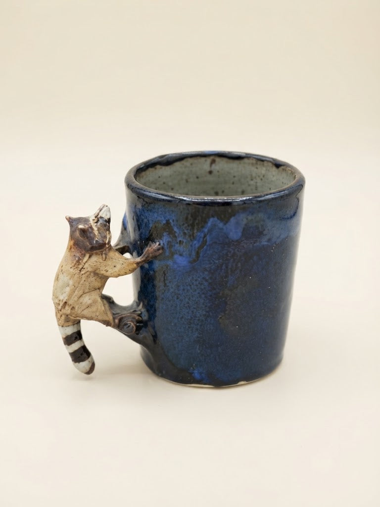 Mugs d'Art en Grès Émaillé – Anses Sculptées Grenouille & Raton Laveur – Pièces Uniques Véronique Plault