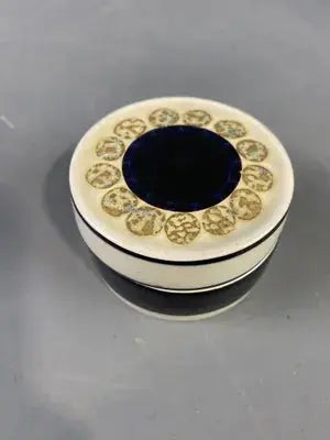 Royal Copenhagen, boîte à pilules en porcelaine blanche. Numérotée. Antiquités de France