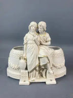 Royal Dux, coupe en biscuit, ou jardinière, sculpture ancienne d'une scène romantique. Antiquités de France