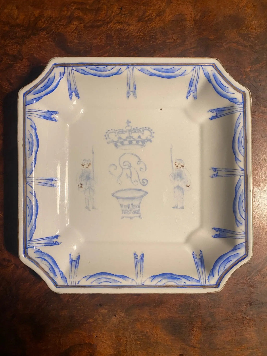 Assiette Chinoise du XIXème COURONNE MONOGRAMMEE, Hong Kong, Wong Li, fait main Antiquités de France