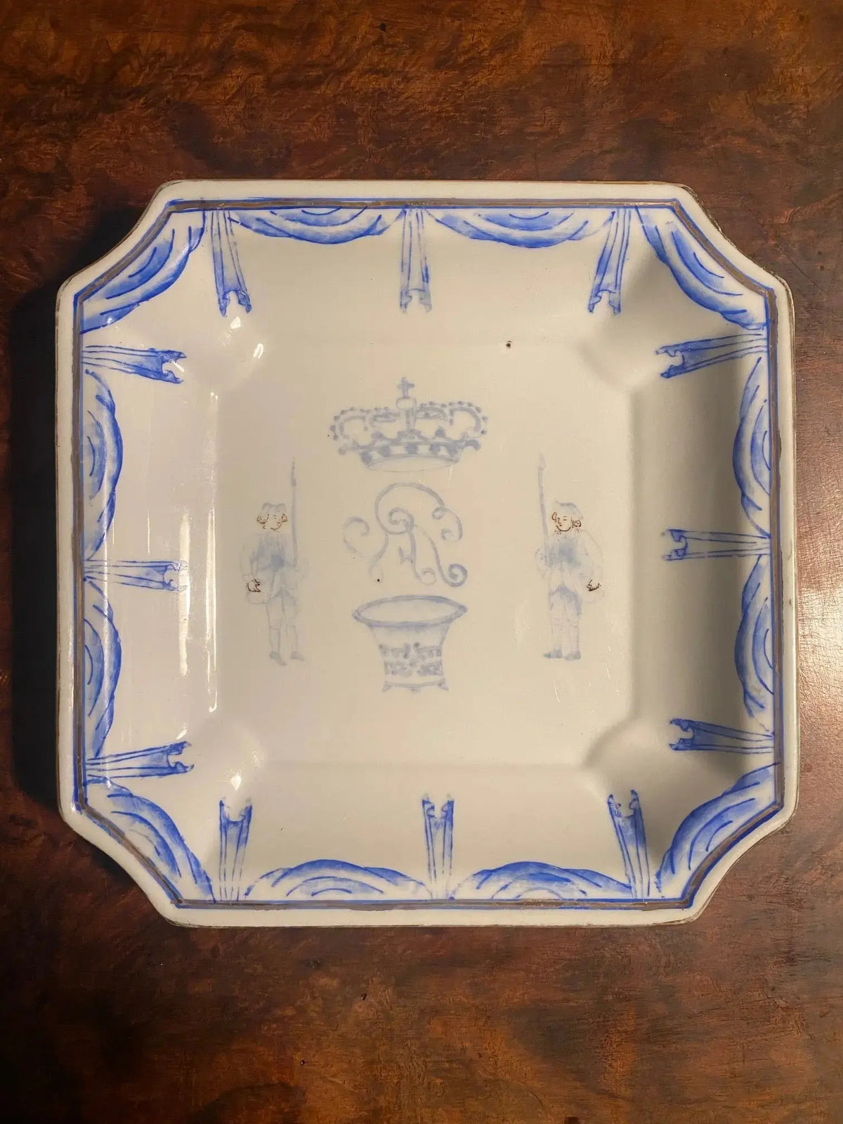 Assiette Chinoise du XIXème COURONNE MONOGRAMMEE, Hong Kong, Wong Li, fait main Antiquités de France