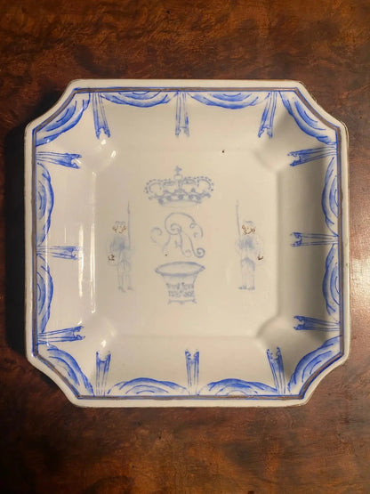 Assiette Chinoise du XIXème COURONNE MONOGRAMMEE, Hong Kong, Wong Li, fait main Antiquités de France