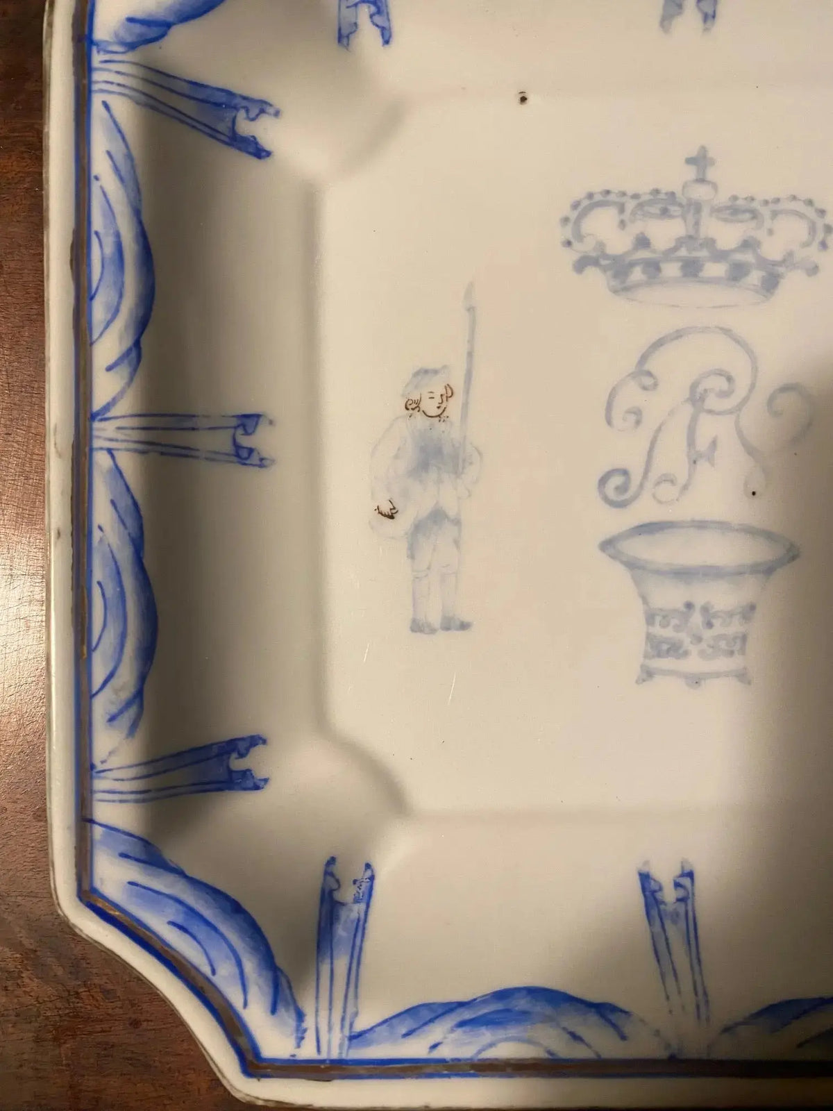 Assiette Chinoise du XIXème COURONNE MONOGRAMMEE, Hong Kong, Wong Li, fait main Antiquités de France
