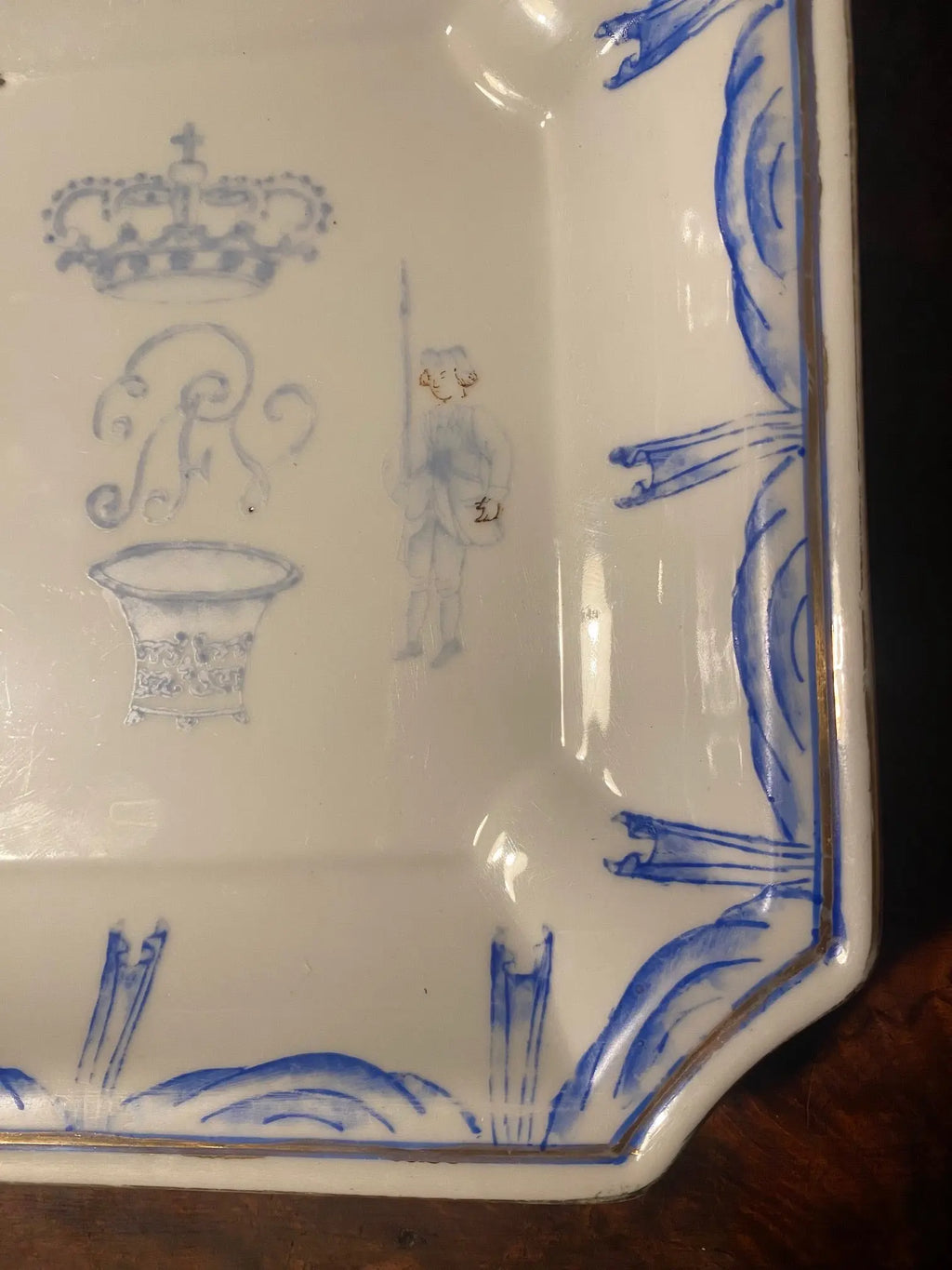 Assiette Chinoise du XIXème COURONNE MONOGRAMMEE, Hong Kong, Wong Li, fait main Antiquités de France