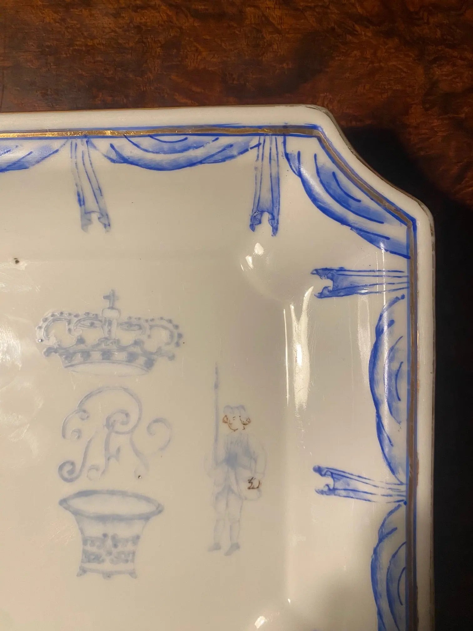 Assiette Chinoise du XIXème COURONNE MONOGRAMMEE, Hong Kong, Wong Li, fait main Antiquités de France