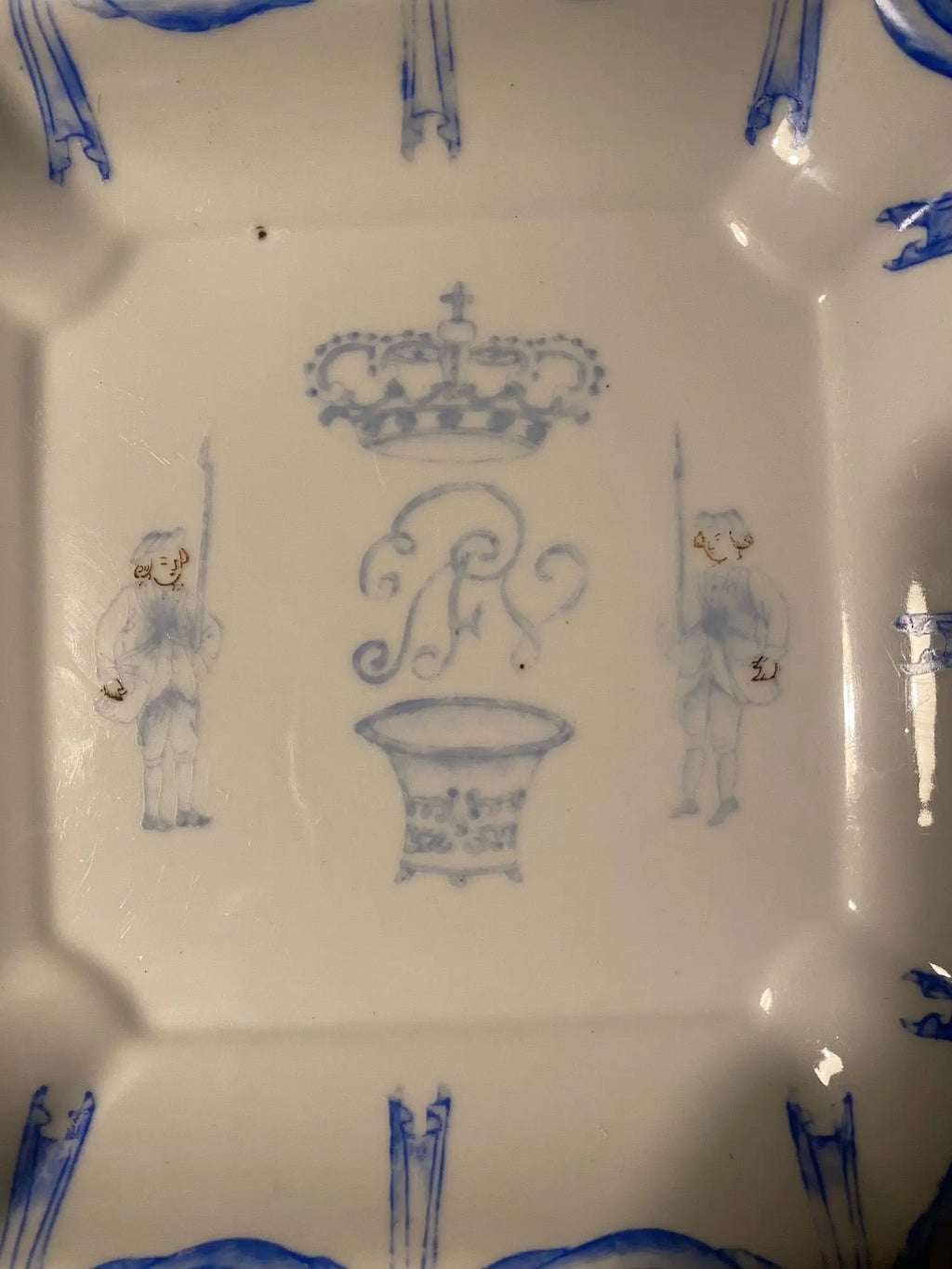 Assiette Chinoise du XIXème COURONNE MONOGRAMMEE, Hong Kong, Wong Li, fait main Antiquités de France