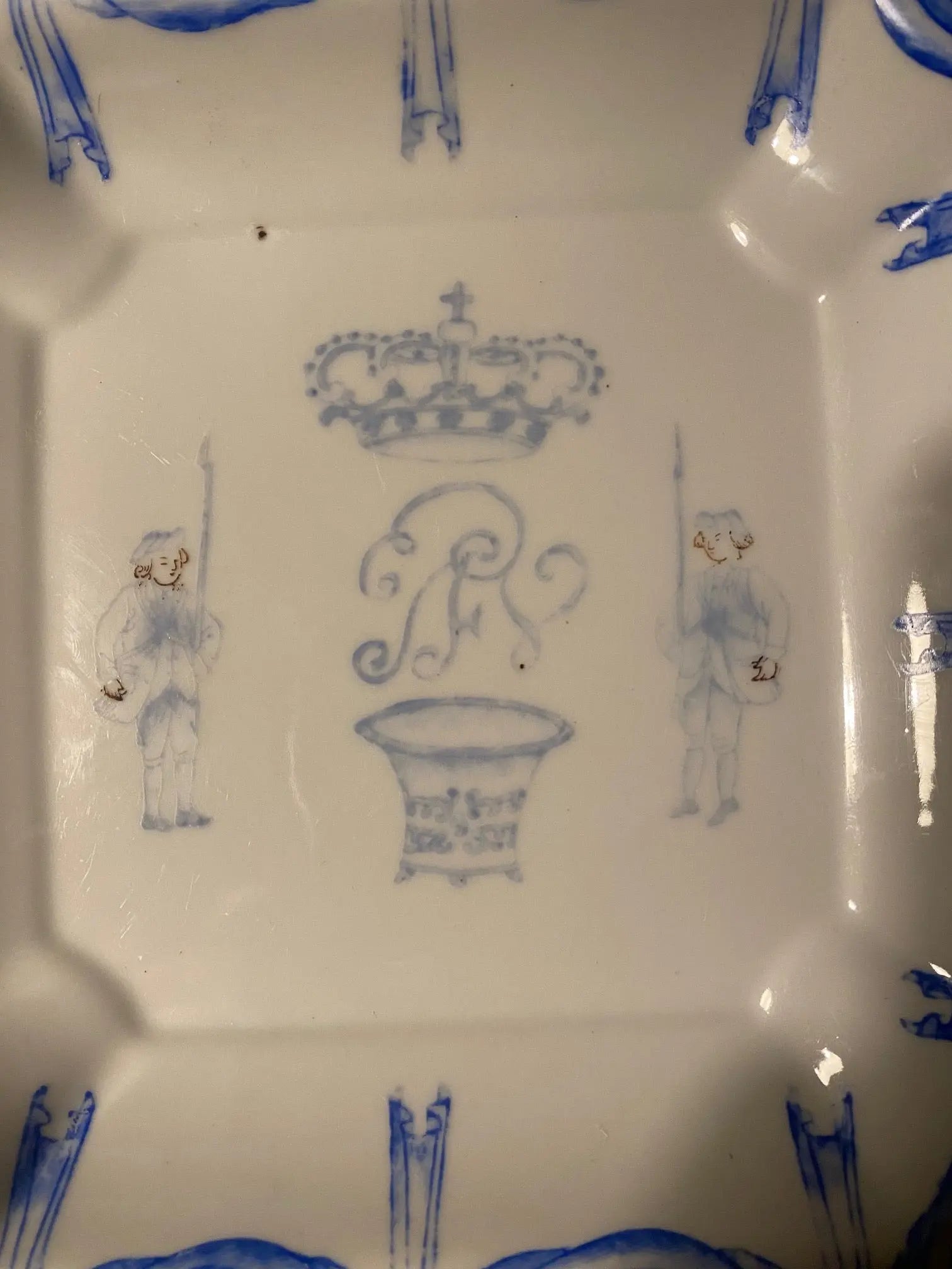 Assiette Chinoise du XIXème COURONNE MONOGRAMMEE, Hong Kong, Wong Li, fait main Antiquités de France