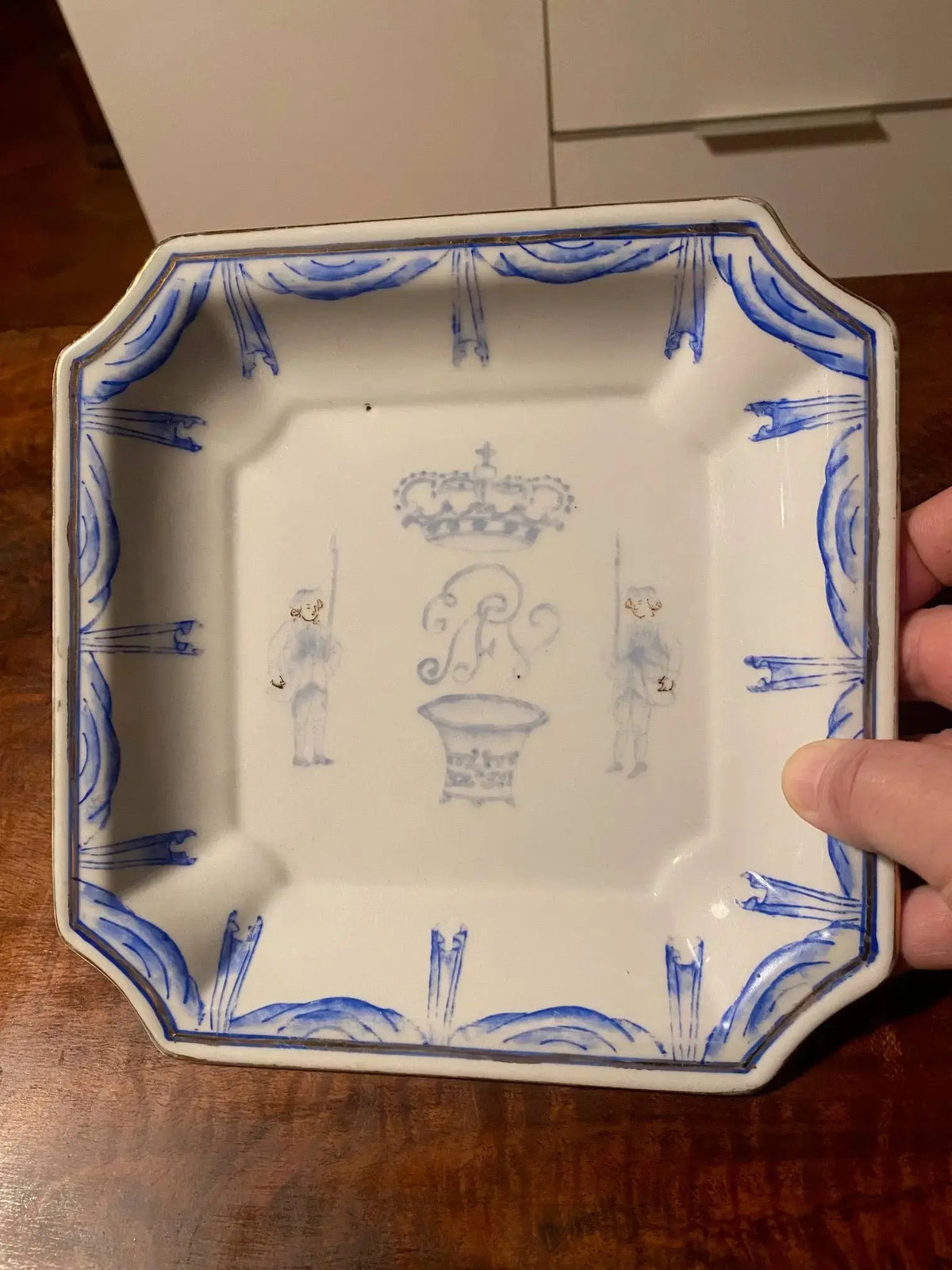 Assiette Chinoise du XIXème COURONNE MONOGRAMMEE, Hong Kong, Wong Li, fait main Antiquités de France