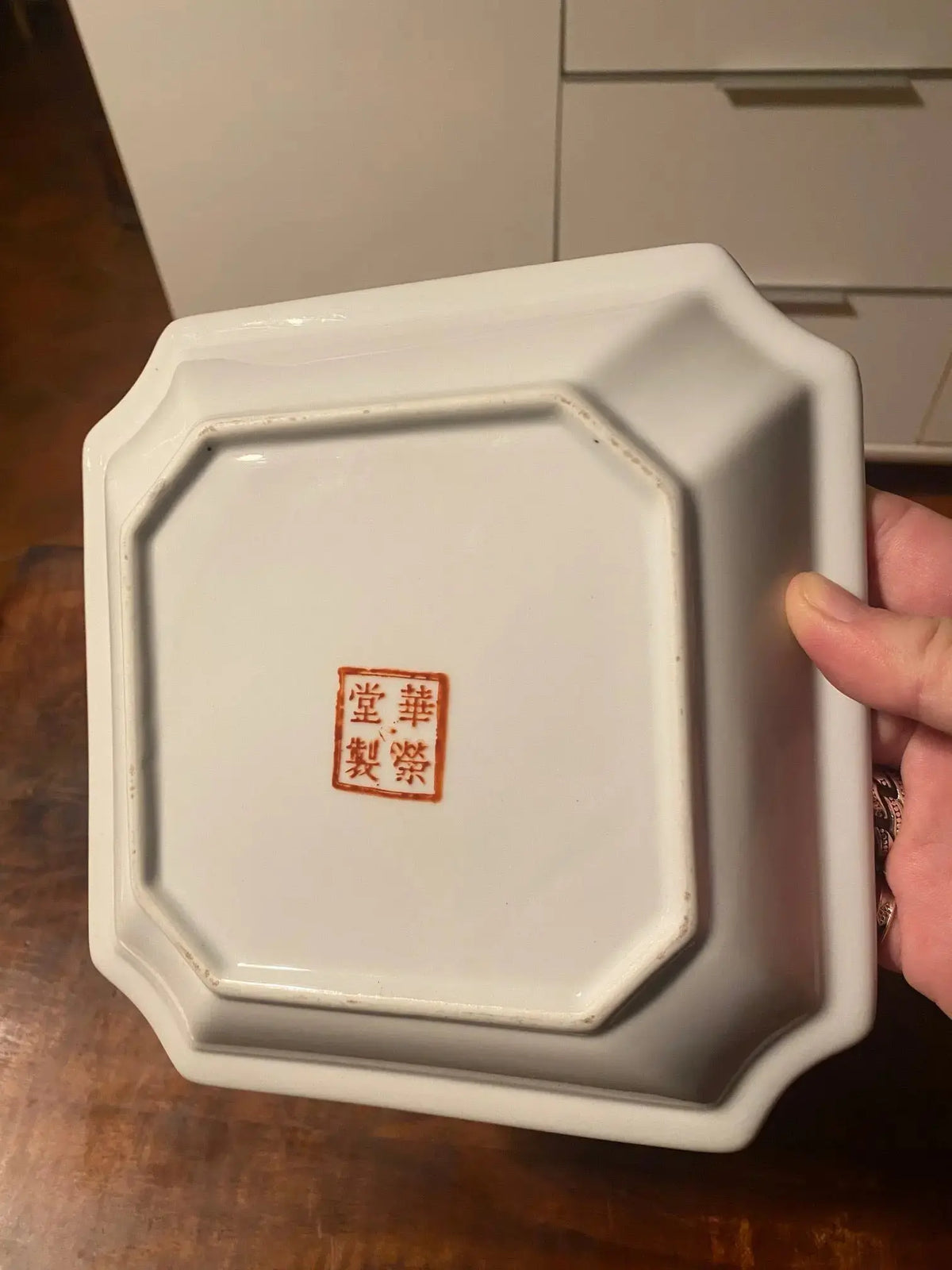 Assiette Chinoise du XIXème COURONNE MONOGRAMMEE, Hong Kong, Wong Li, fait main Antiquités de France