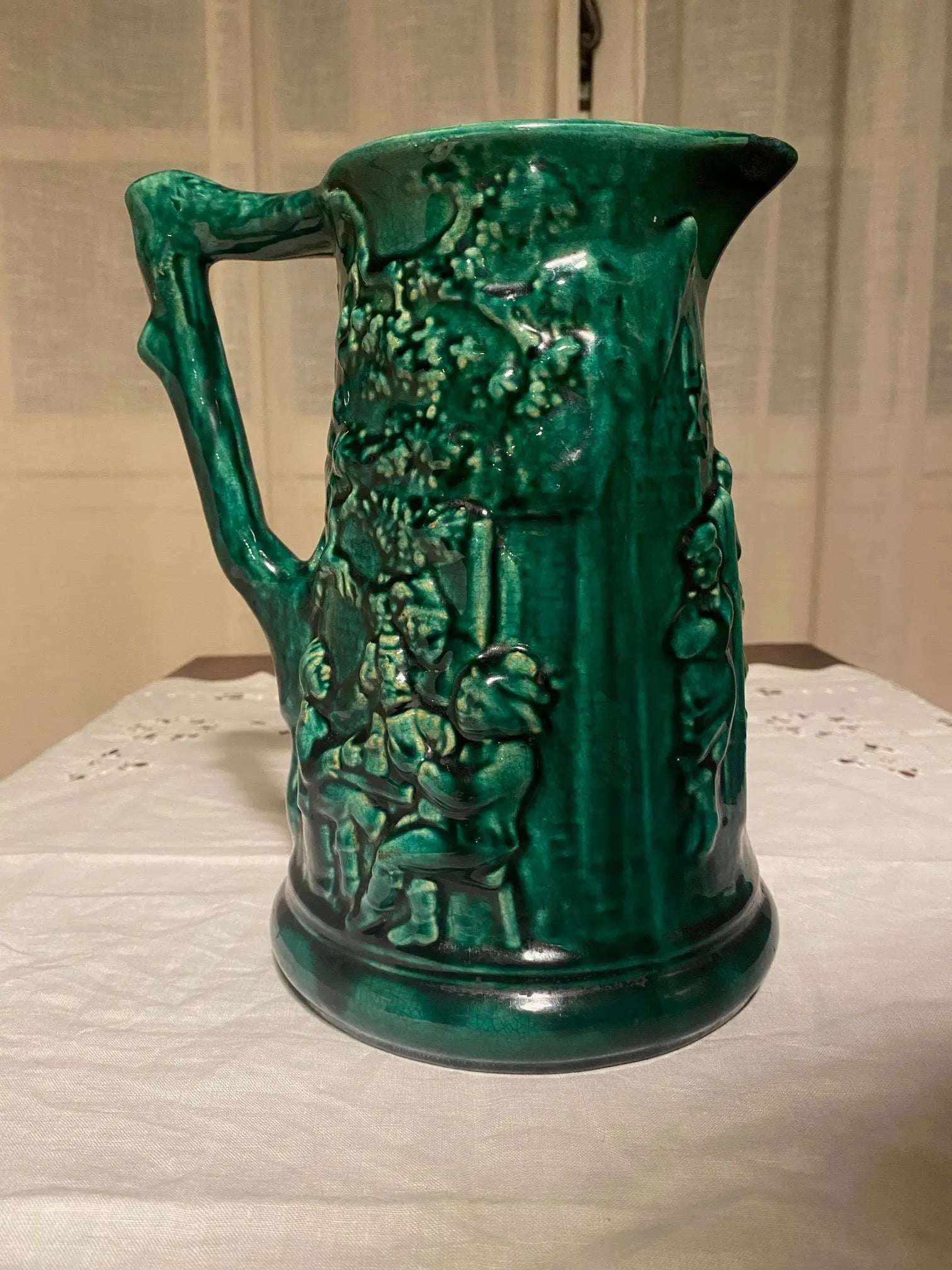 Carafe/pichet Sarreguemines en céramique 1900 – scène fête juive, rare-{{shop name}}