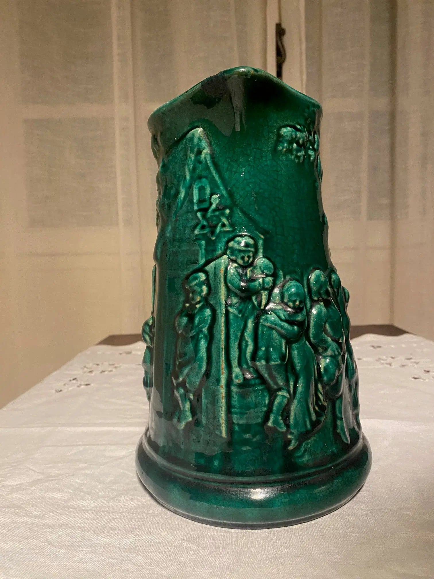 Carafe/pichet Sarreguemines en céramique 1900 – scène fête juive, rare-{{shop name}}