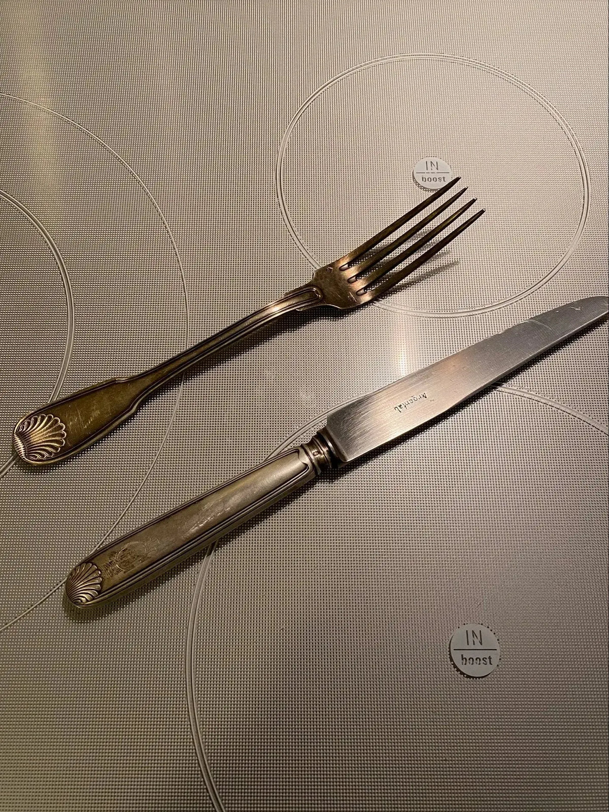 Orfèvrerie Argental époque art déco, FOURCHETTE ET COUTEAU, métal argenté, LAME INOX. Antiquités de France
