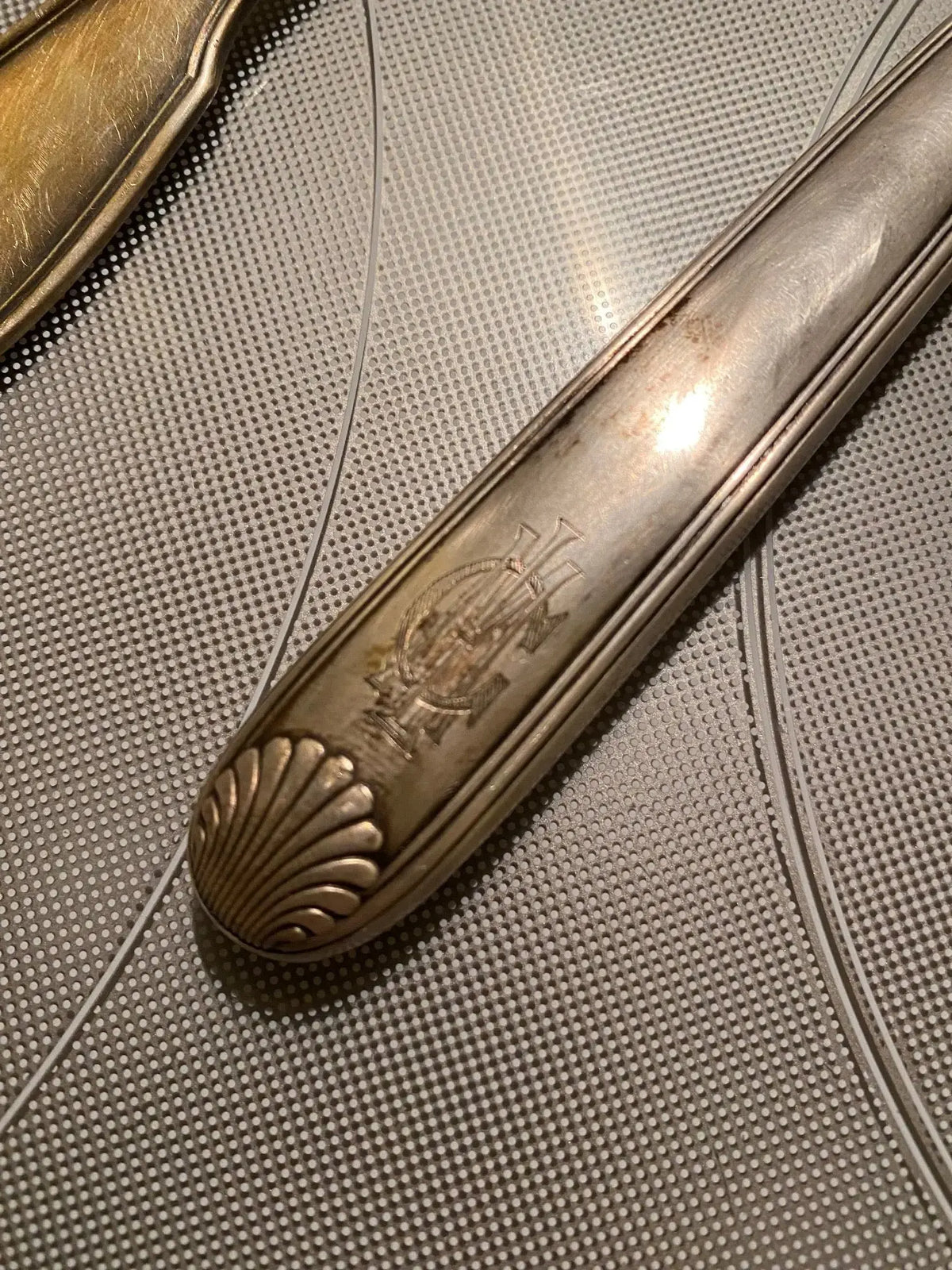 Orfèvrerie Argental époque art déco, FOURCHETTE ET COUTEAU, métal argenté, LAME INOX. Antiquités de France