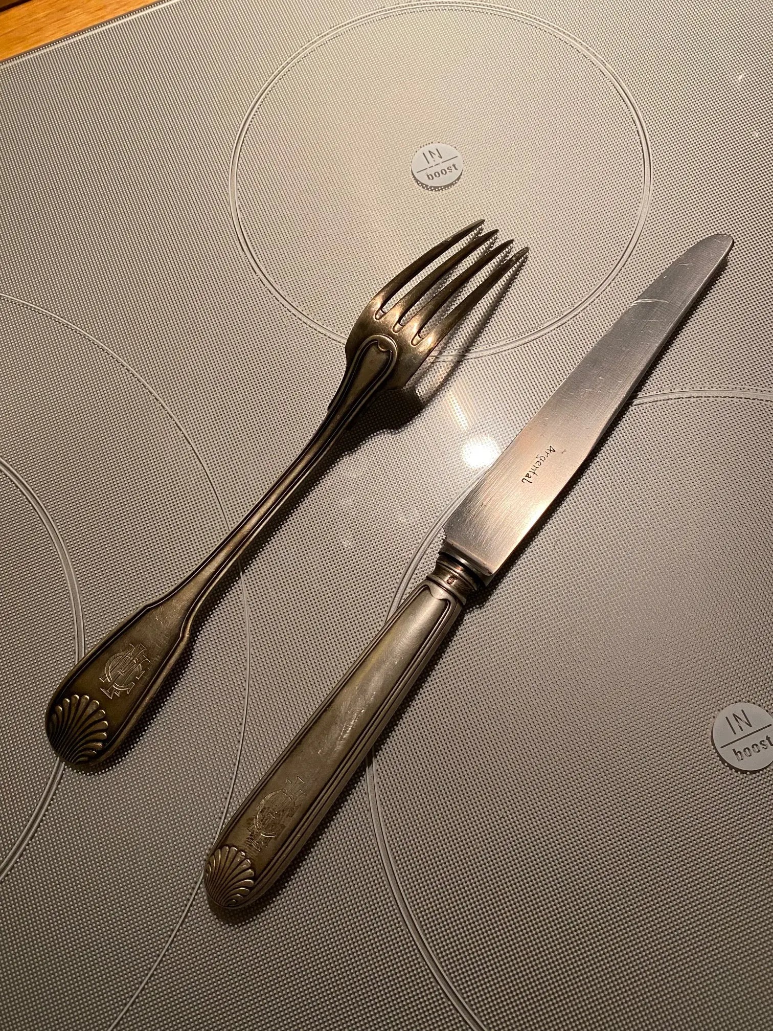 Orfèvrerie Argental époque art déco, FOURCHETTE ET COUTEAU, métal argenté, LAME INOX. Antiquités de France