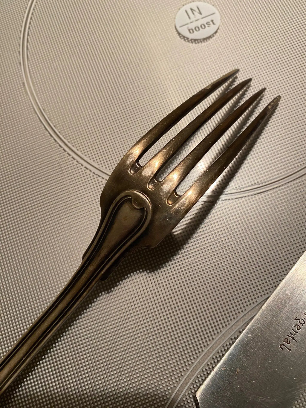 Orfèvrerie Argental époque art déco, FOURCHETTE ET COUTEAU, métal argenté, LAME INOX. Antiquités de France