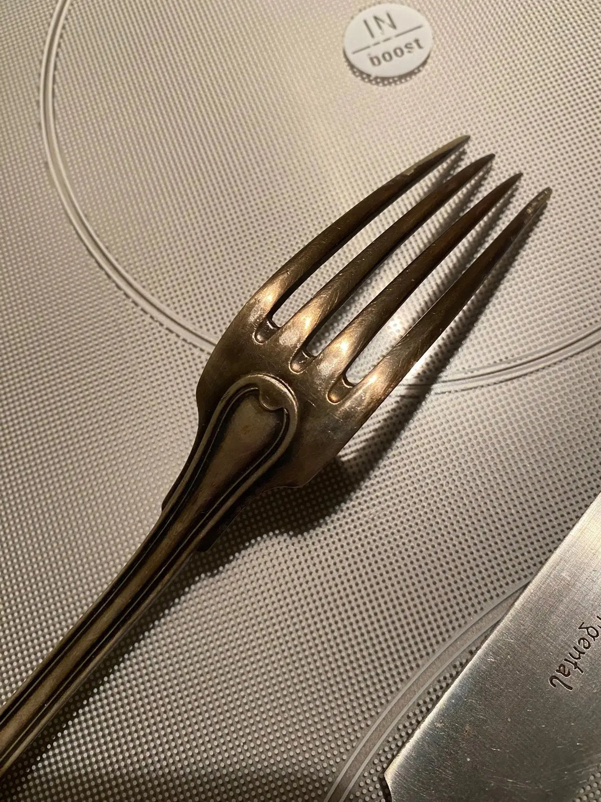 Orfèvrerie Argental époque art déco, FOURCHETTE ET COUTEAU, métal argenté, LAME INOX. Antiquités de France