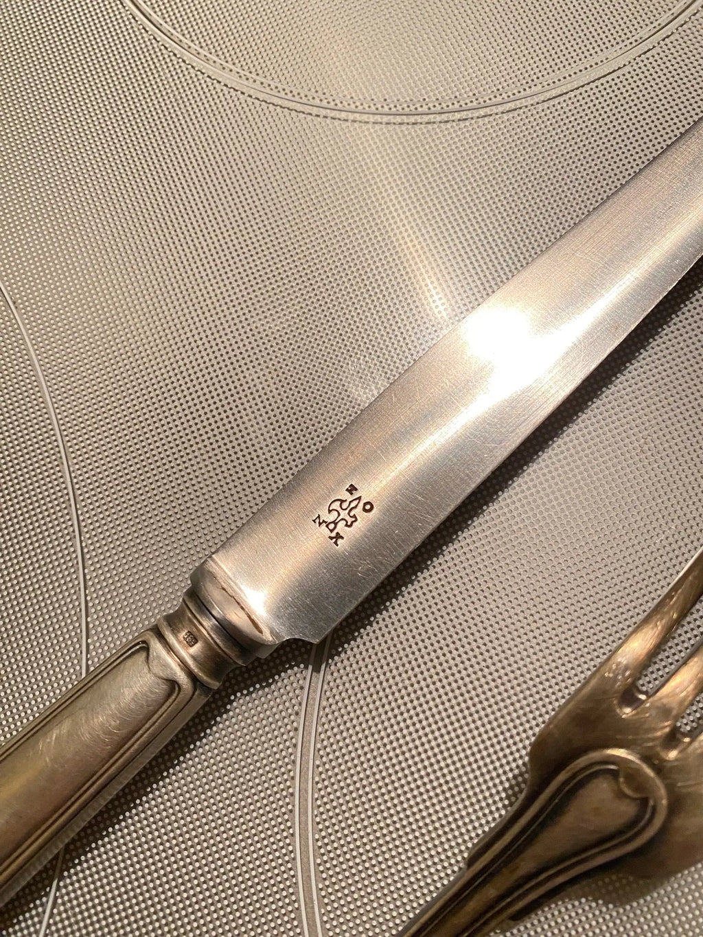 Orfèvrerie Argental époque art déco, FOURCHETTE ET COUTEAU, métal argenté, LAME INOX. Antiquités de France