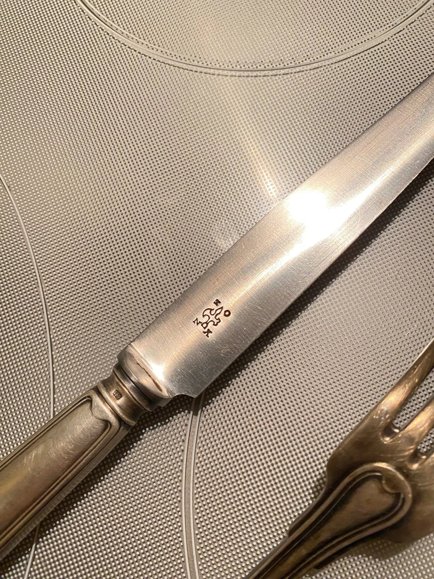 Orfèvrerie Argental époque art déco, FOURCHETTE ET COUTEAU, métal argenté, LAME INOX. Antiquités de France