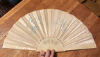 Ancien éventail du XIXème siècle au décors japonisant. Belle taille. Antiquités de France
