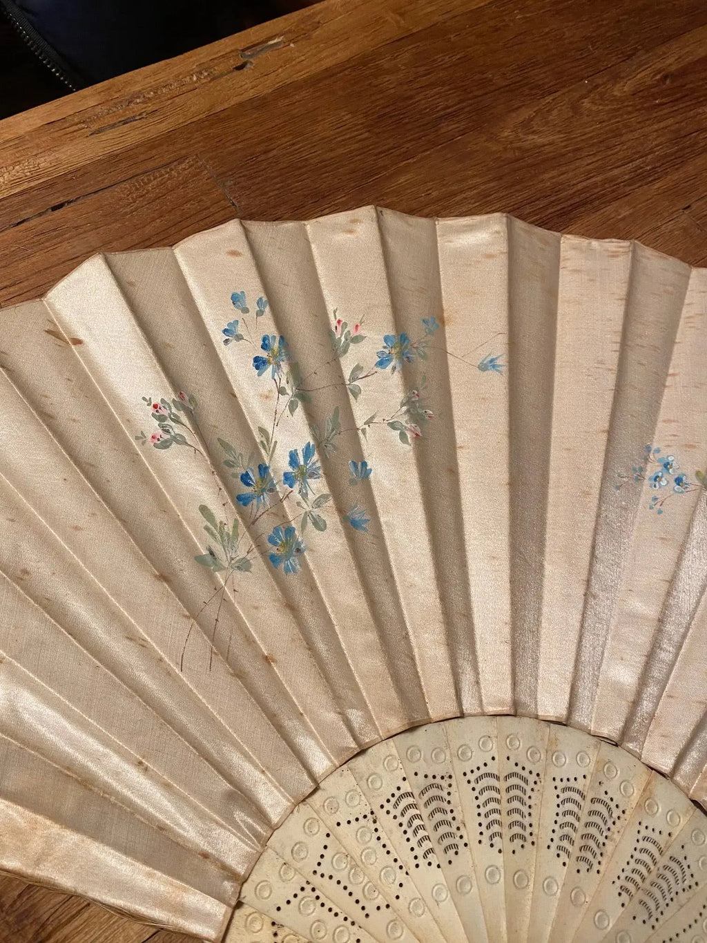 Ancien éventail du XIXème siècle au décors japonisant. Belle taille. Antiquités de France