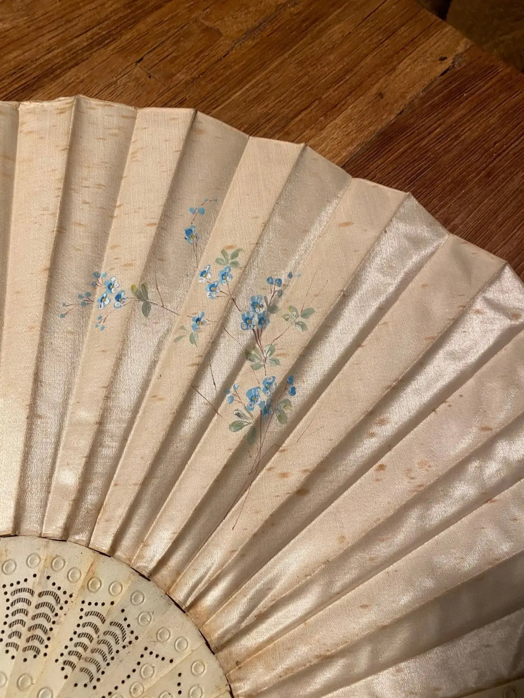 Ancien éventail du XIXème siècle au décors japonisant. Belle taille. Antiquités de France