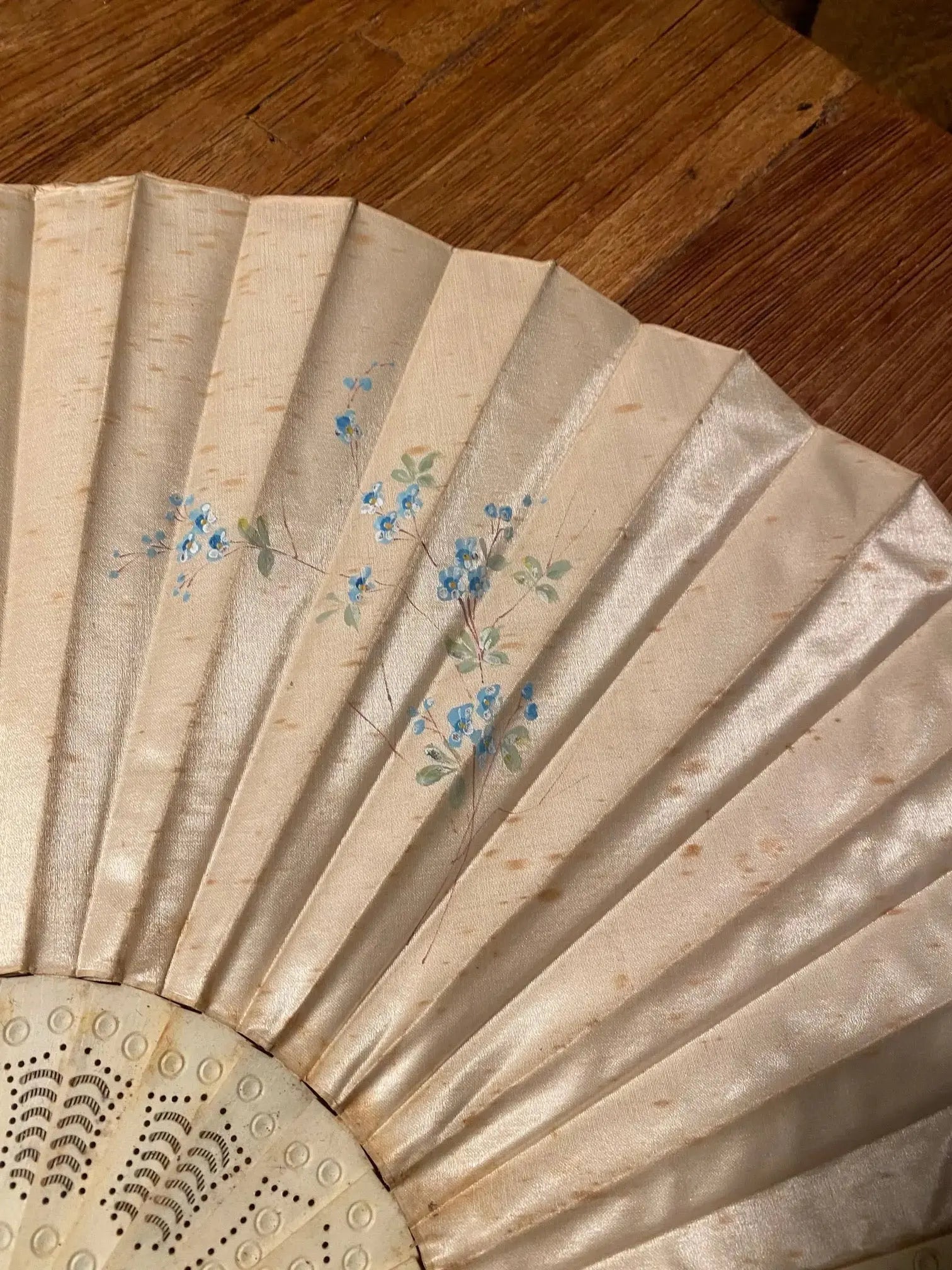 Ancien éventail du XIXème siècle au décors japonisant. Belle taille. Antiquités de France