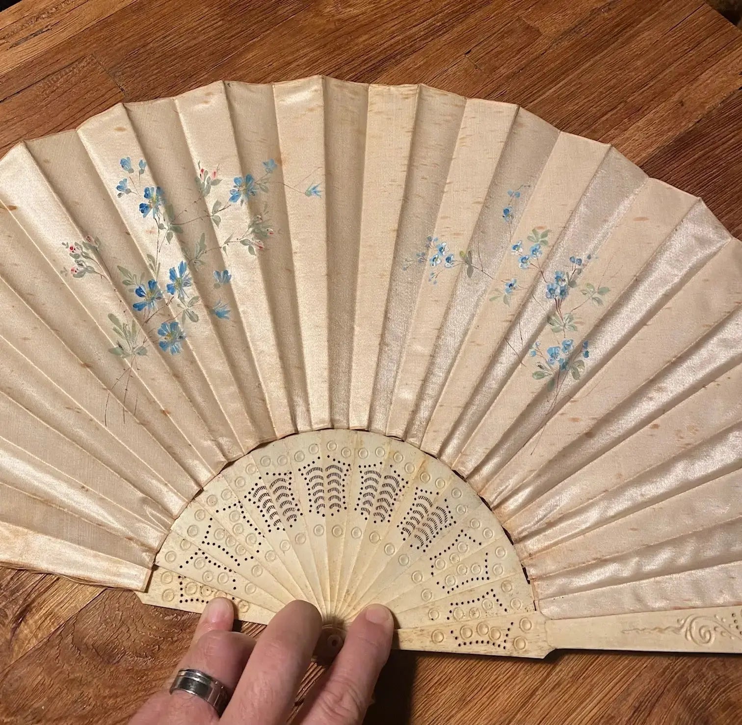 Ancien éventail du XIXème siècle au décors japonisant. Belle taille. Antiquités de France