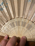 Ancien éventail du XIXème siècle au décors japonisant. Belle taille. Antiquités de France