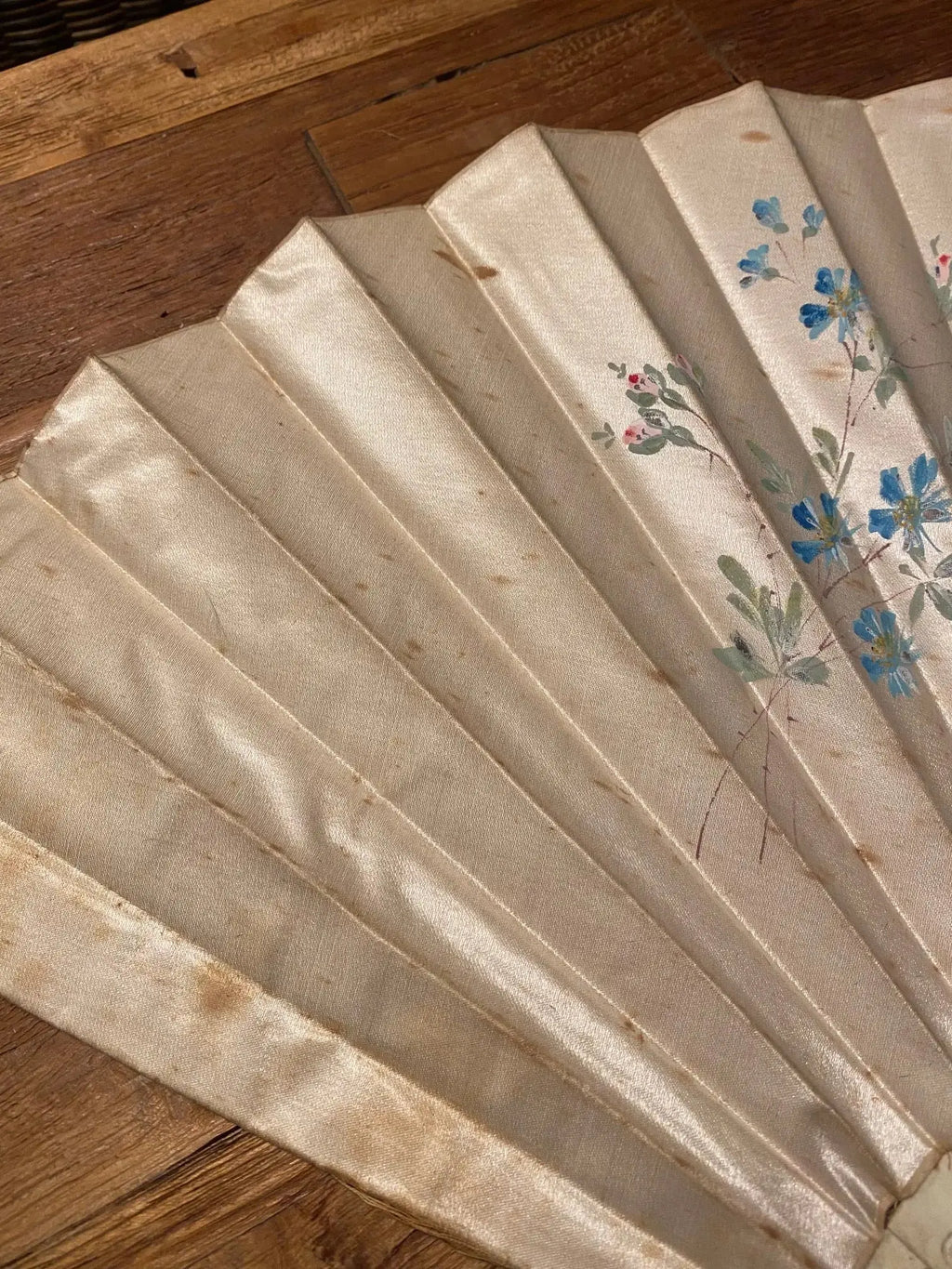 Ancien éventail du XIXème siècle au décors japonisant. Belle taille. Antiquités de France