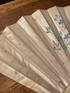 Ancien éventail du XIXème siècle au décors japonisant. Belle taille. Antiquités de France